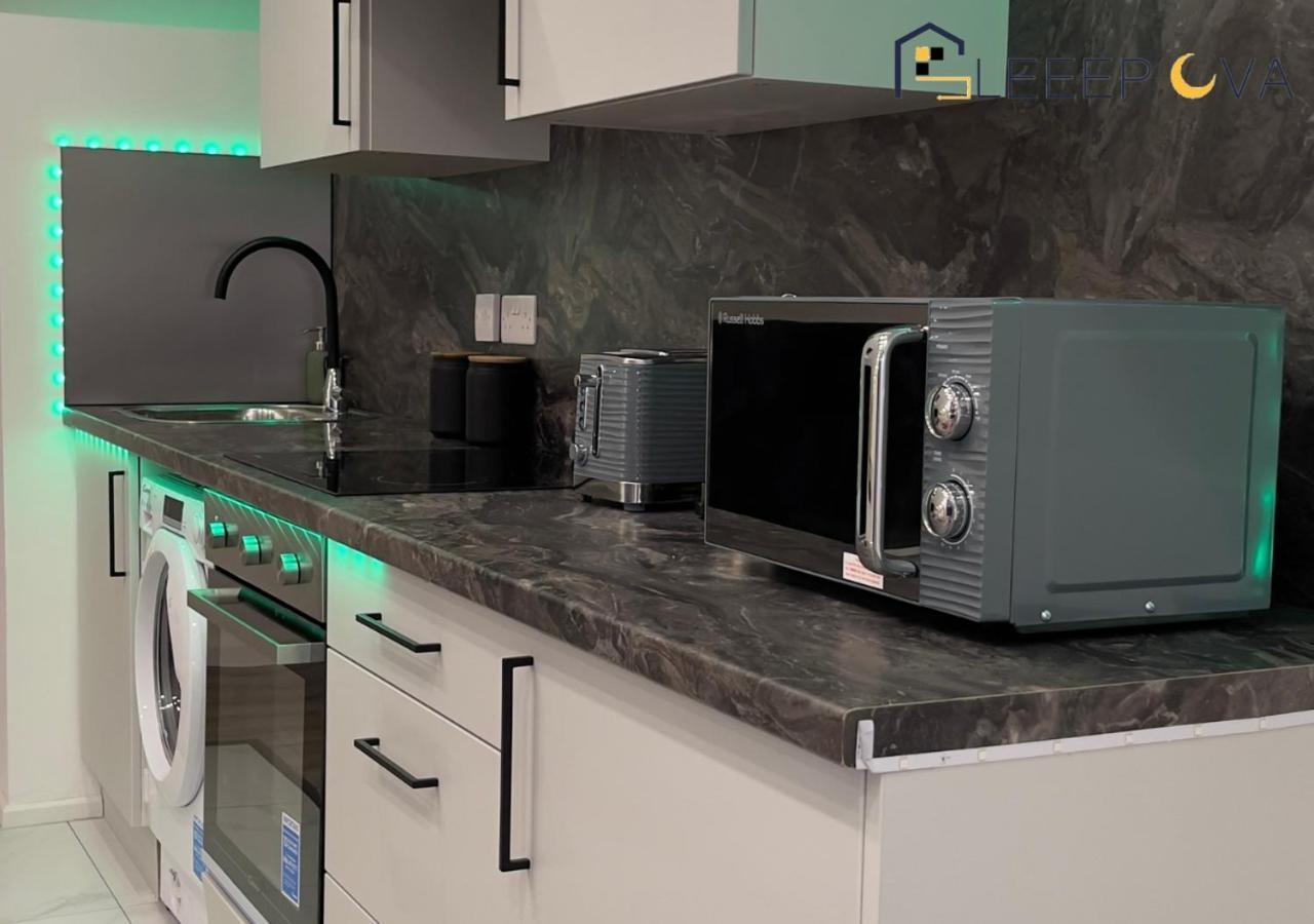 Last-Minute Specials L Premium Deals L Luxury & Modern 1 Bedroom Apartment 5Plus Guests Couples Families Business Sleepova Short Lets & Serviced Accommodation Appartamento *