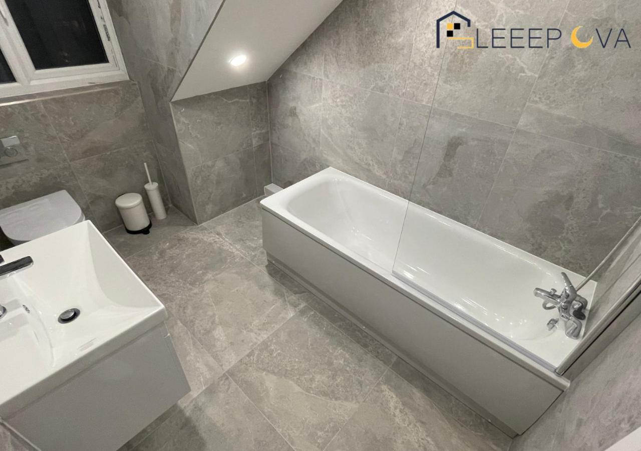 Last-Minute Specials L Premium Deals L Luxury & Modern 1 Bedroom Apartment 5Plus Guests Couples Families Business Sleepova Short Lets & Serviced Accommodation Londra