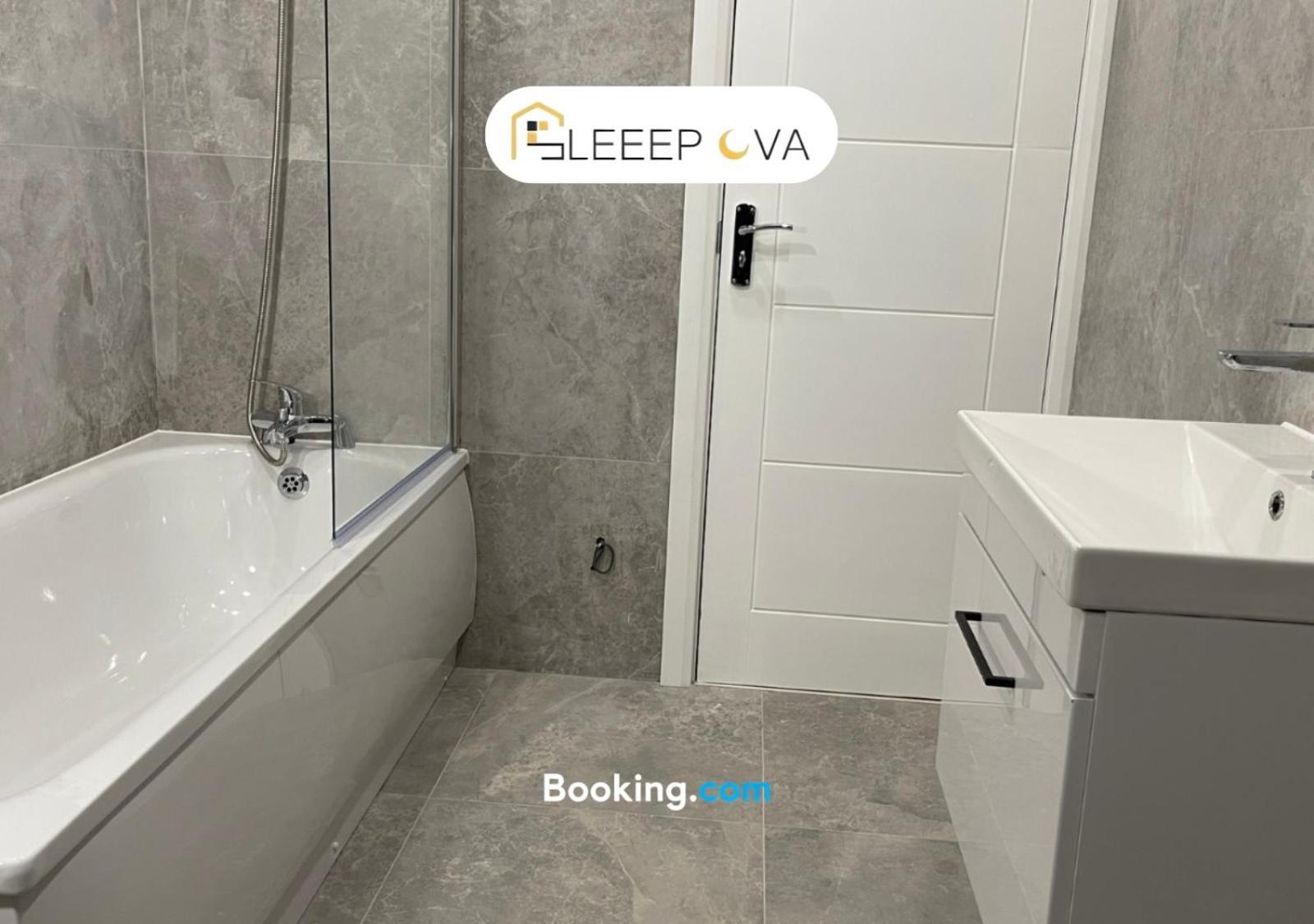 Last-Minute Specials L Premium Deals L Luxury & Modern 1 Bedroom Apartment 5Plus Guests Couples Families Business Sleepova Short Lets & Serviced Accommodation Appartamento